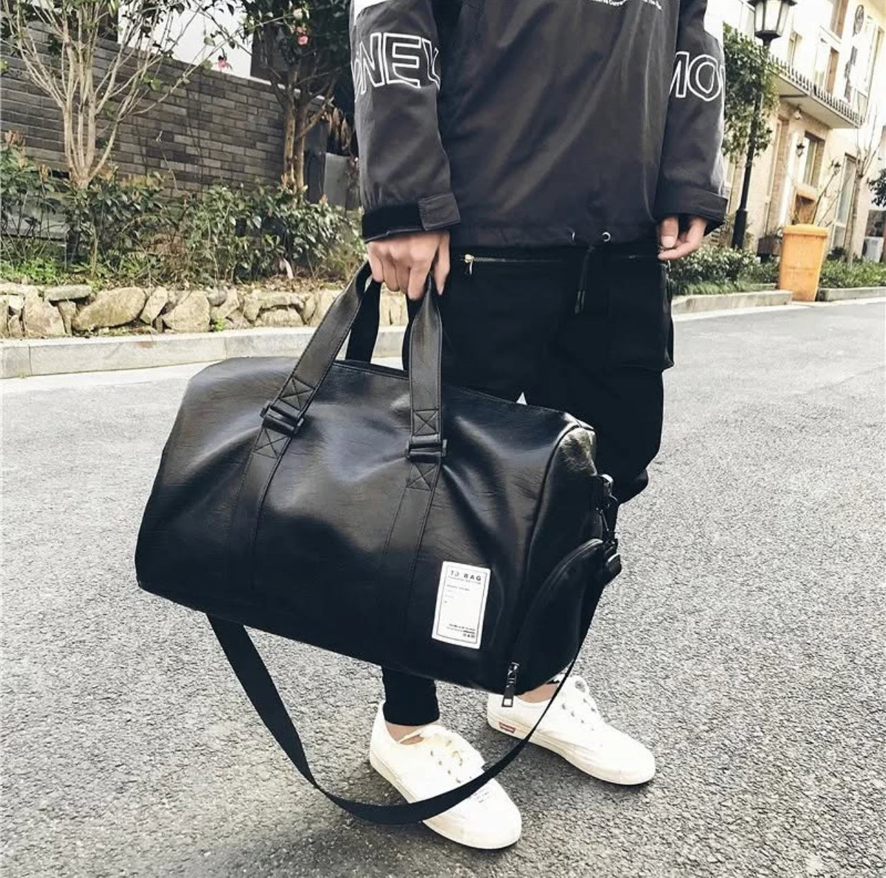 Pure leather Casual Unisex Fashion Bag. 🚚 Payment on delivery within Accra only.          😍Order today and get free delivery within Accra.              🤝outside Accra is payment before delivery.