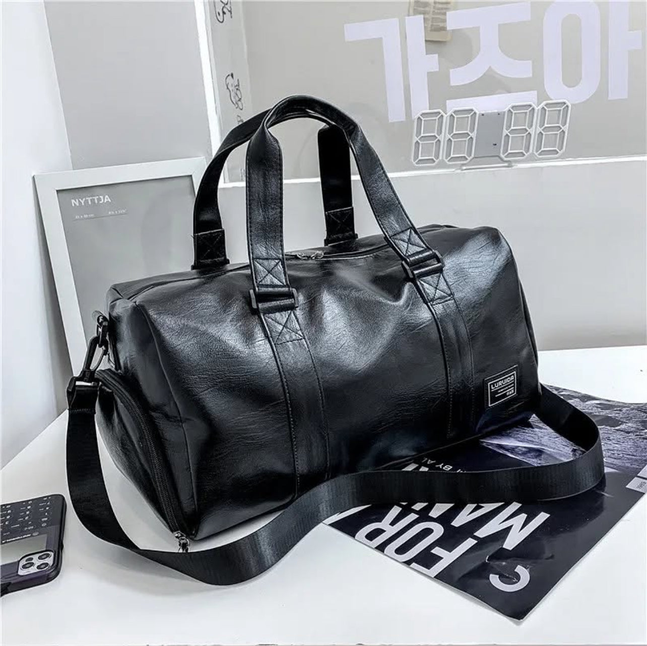 Pure leather Casual Unisex Fashion Bag. 🚚 Payment on delivery within Accra only.          😍Order today and get free delivery within Accra.              🤝outside Accra is payment before delivery.